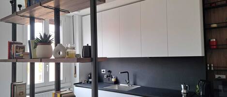 Fully equipped kitchen with kettle, microwave, Nespresso and everything you need