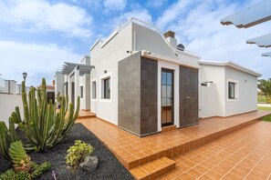 Large driveway and entrance to villa