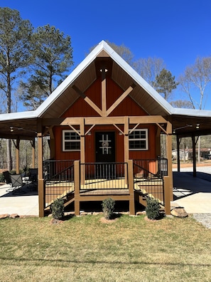 Cozy,custom built cabin w/covered complete outdoor kitchen & covered parking.