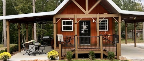 Cozy,custom built cabin w/covered complete outdoor kitchen & covered parking.