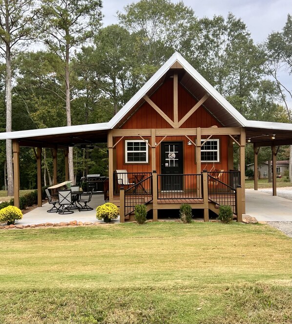 Cozy,custom built cabin w/covered complete outdoor kitchen & covered parking.