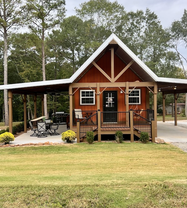 Cozy,custom built cabin w/covered complete outdoor kitchen & covered parking.