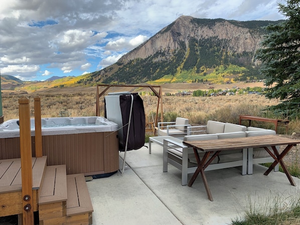 Outdoor spa tub