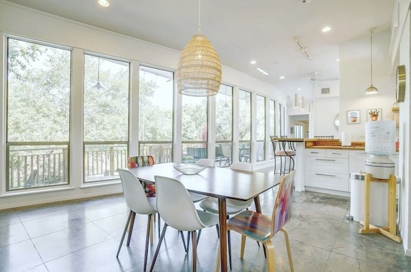 Abundant light in the main room - Dining table for 6.