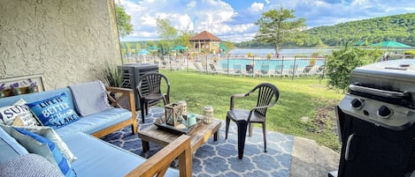 Lakeview Retreat! Lounge & grill on the patio steps away from the lake & pool!