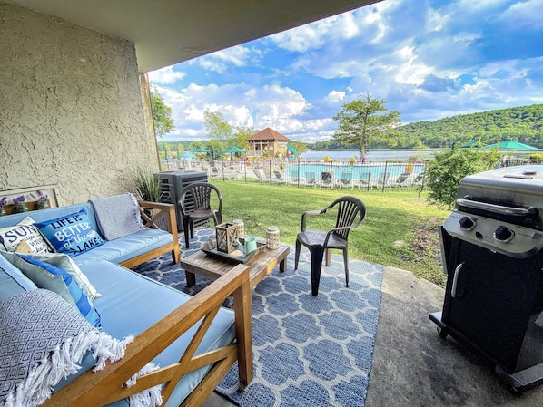 Lakeview Retreat! Lounge & grill on the patio steps away from the lake & pool!