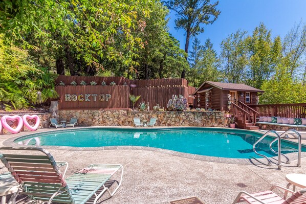 A beautiful sunny at the Rocktop Lodge pool.