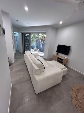 Studio bathroom to entrance