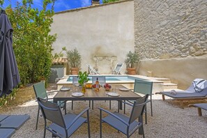 Outer courtyard - La Petite Maussanaise