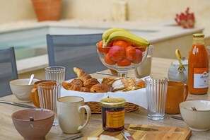 Breakfast - La Petite Maussanaise