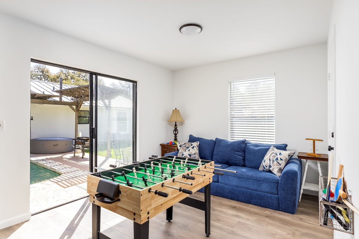 Springhill Oasis with Pool, Hot Tub and Game Room!