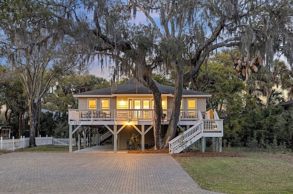 Large driveway that can accomodate multiple vehicles and boat trailers