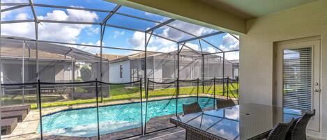 Patio Seating, sun Loungers, private pool and safely fence!