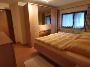 Sonnige Ferienwohnung, Terrasse, Küche, 1 Schlafzimmer, 1 Wohnschlafzimmer-Schlafzimmer