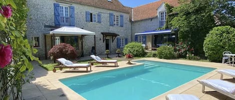 La maison bleue côté jardin piscine