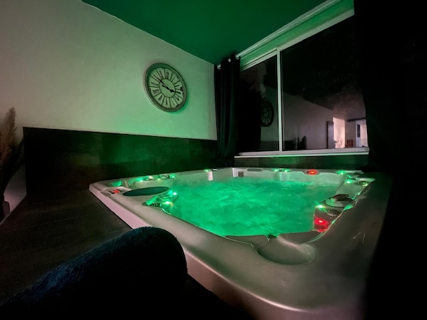 Indoor spa tub