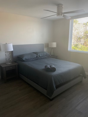 Master Bedroom w/ queen bed