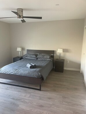 Master Bedroom w/ queen bed
