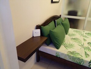 queen bed and wifi