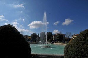 Parco con fontana davanti alla casa