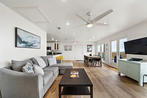 Living Space - Ocean Views, Queen Futon