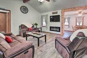 Living Room | Smart TV | Electric Fireplace | Central A/C | Ceiling Fans