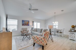 Living Room | Queen Sleeper Sofa | Smart TV | Free WiFi | Central A/C & Heating