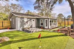 Mini Putting Green | Florida Room | Beach Chairs & Towels