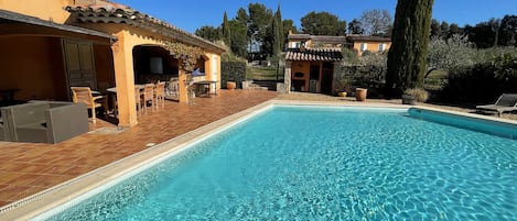 Piscine 100M2 et Pool House Complet. Vue de la maison plus haut...