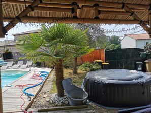 Outdoor spa tub