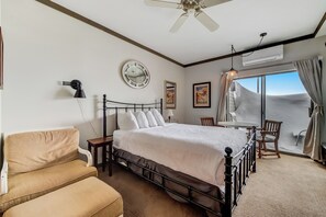 Bedroom with 1 Queen Bed