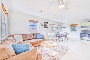 12-Surf-Or-Sound-Realty-1106-Just-Blink-Great-Room-02
