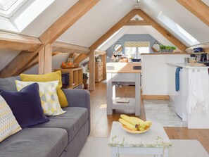 Open plan living space | Shepherd’s Loft, Ewelme