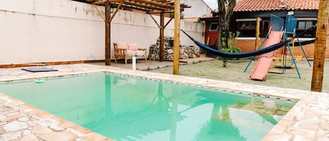 Hospede-se em uma linda casa com piscina e churrasqueira em Atibaia/SP