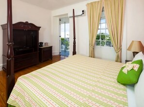 Unit with 1 King size bed. Exact unit will be assigned upon arrival. Views, colors and decor may vary.