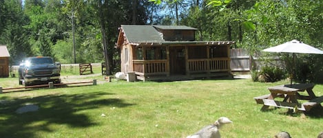 Enjoy country, off the grid visit,  fully fenced for kids and pets,
