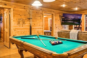 [1st Floor]
[Game Room}
-75 inch Roku TV
-Game Room
-4 Queen Bedrooms