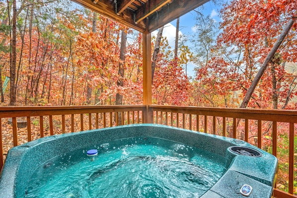 [1st Floor] 
-Hot Tub 
-Deck chairs