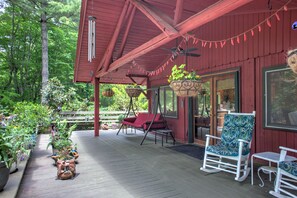 Charming Rustic Wooded Retreat