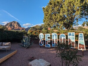 Take group photos together with the Sedona mural and Thunder Mountain in the backdrop!