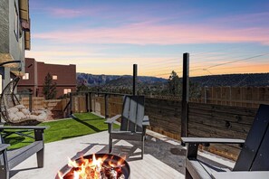 Perfect backyard views from the platform to see the amazing views and sunset