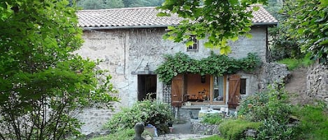 Gîte 'Le Pré au Ruy' à Thurins (Rhône, Monts du Lyonnais, Sud-Ouest de Lyon) : la maison et le jardin.