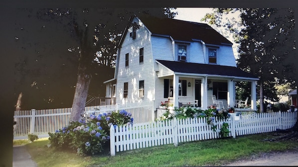 Quaint Cottage w/ AC; Walk to Beach & Park w/ Pickleball, Large Yard,