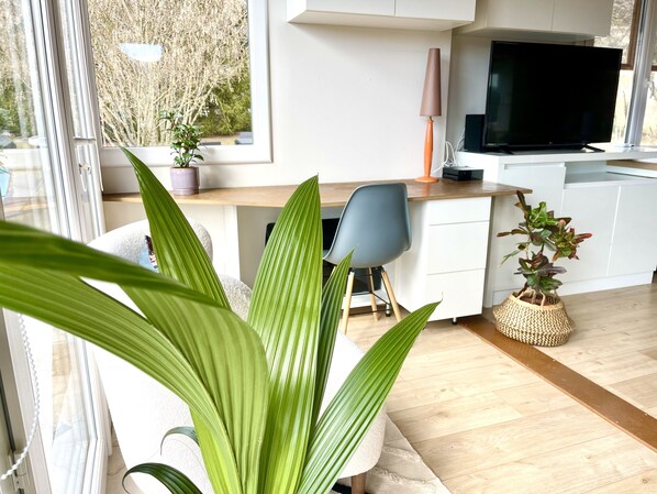 Coin bureau et télévision écran plat, idéal pour le télétravail avec wifi 