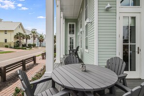 Front Patio Lounge