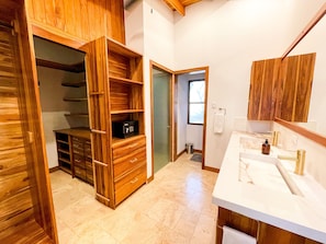 1st bedroom ensuite bathroom, main house