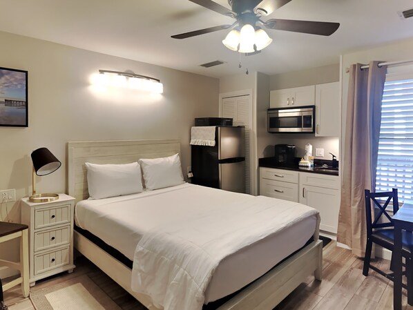 Studio Bedroom | Queen Bed