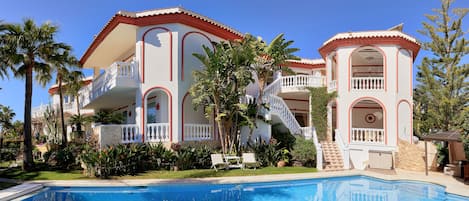 Panoramic view of the villa and swimming pool