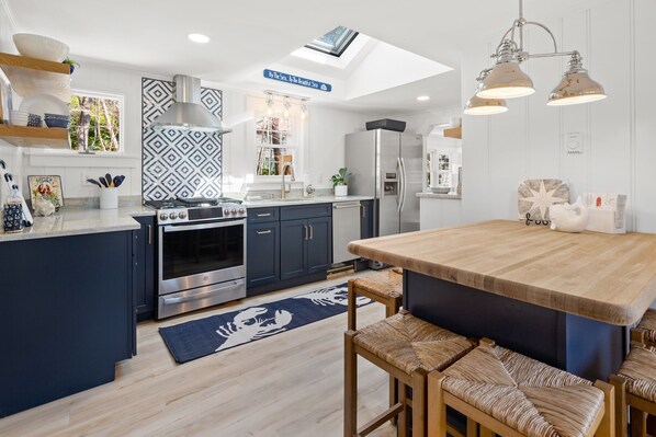 Gather around the 6-person island to watch the action or grab take out from one of the many neighborhood restaurants.