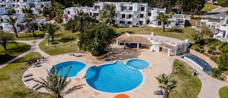 Várias piscinas com área de lazer